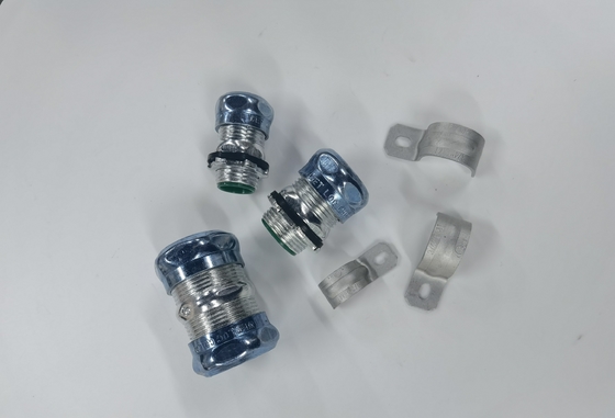 China Os conectores apertados líquidos de aço azuis zincam chapeado para EMT Conduit Hot Dip fornecedor